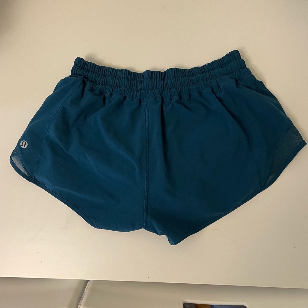 LULULEMON HOTTY HOT 2.5 inch SIZE 6 TURQUOISE TEAL SHORTS